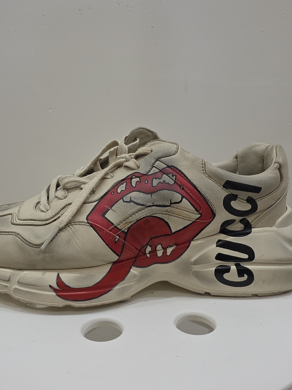 Gucci Men's Rhyton Off-White Leather Sneaker with Red Graphic (SINGLE SHOE)